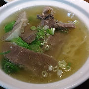透き通ったスープの牛肉麺ともちもちした東北斤餅が絶品！！