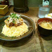 油淋鶏チャーハンのセット（この後羽根つき餃子が来た）