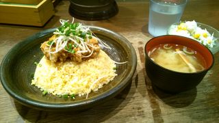 駅ナカにあります。炒めたてのチャーハン美味しいですよ！