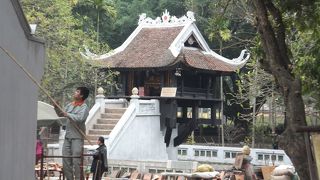 一本の柱で支えられた、人気のお寺