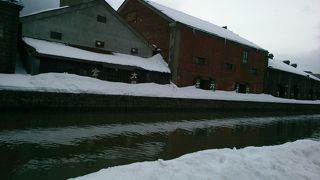 雪景色の運河