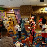 キャラクターと一緒に朝食をとりました