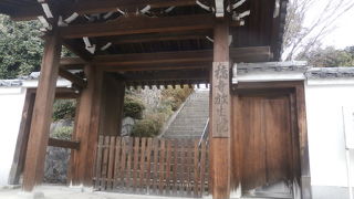 宇治橋を見守る寺