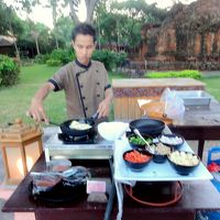 戸外での朝の食事の準備風景