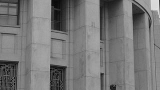 五代友厚の颯爽とした立像が目印