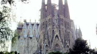 スペイン一有名な「サグラダ　ファミリア教会」!!