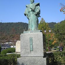 吉川広嘉公の像。錦川架橋工事で今日の形の錦帯橋築造の立役者。