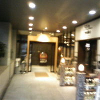 入り口を入っていくところ。右側がレストランです。