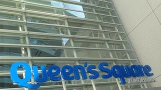 この巨大モールに初めて来た人は、１Ｆか２Ｆのインフォメーションへ。