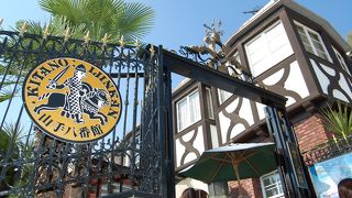 巨匠達の美術作品を展示している、山手八番館