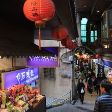 アーケードのようになっているので雨でも心配ない