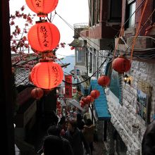 豎崎路に入ると急に道幅が狭く急な階段になります