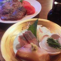 寒ブリとイカの刺身、ポークソテー・新鮮な野菜サラダ添え