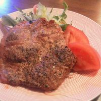 今日のポークソテーには新鮮な野菜サラダが添えられていました