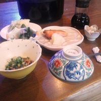 朝食にはキングサーモンの味噌焼き、香の物、生卵と納豆