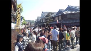 活気あふれる食べ歩きのまち。