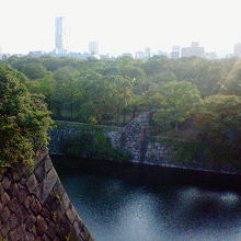 石垣が「扇の勾配」と呼ばれるカーブを描いています。