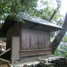 芭蕉堂、芭蕉の胸像が収められています