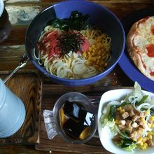 「たらこすぱげてぃ」「サラミぴざ」「プチサラダ」