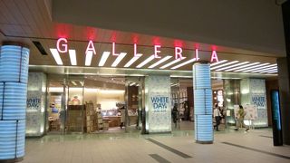 足早に通り過ぎる人々