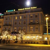 トラム駅に面している