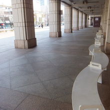 このベンチに座って食事できます。