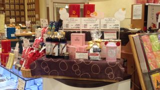 カウンターで珈琲を「キャラバンコーヒー 溝口丸井店」