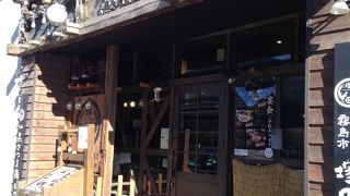 高輪口から右側へ「鹿児島県霧島市 塚田農場 品川高輪店」