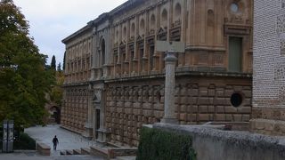 外観は重厚感があるが中はシンプルで拍子抜け