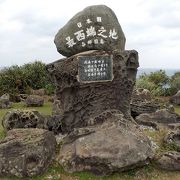 台座の記念碑は中学生の卒業記念