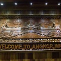 木彫りの額の下では現地の方が琴を弾いていて良い雰囲気！