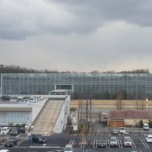 外観、近くの商業施設から