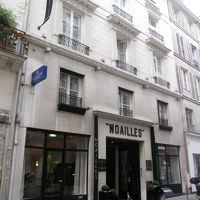 パリの街並みの中にあります。