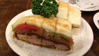 ボリュームのあるカツサンドは食べてみる価値あり