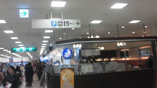 化粧品売り場を進むと、惣菜が