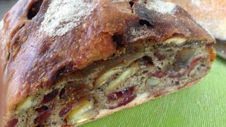 開店前から並んでいます。