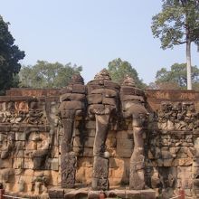 33頭の象を、3頭に短縮した遺跡です。