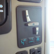 スイッチ一つで、座席はフルフラットになります。