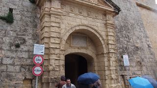 城門は堀の下にあり