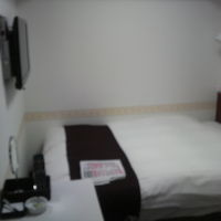 ベットが部屋を占領。壁掛けテレビ