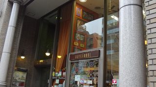 神保町では異色の存在