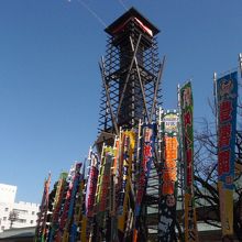 入り口前には各力士の幟が並ぶ。いざ。