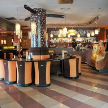 内装。ゴージャスだけどややバブルな雰囲気…