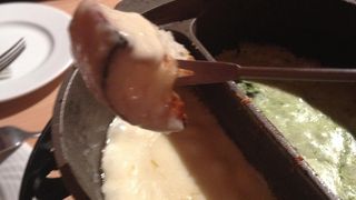 とろ～りのチーズフォンデュ。サクフアのパンをつけて【ピアット　ピエモンテ】