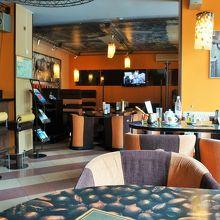 店内２．広々としてモダンな造りは良い