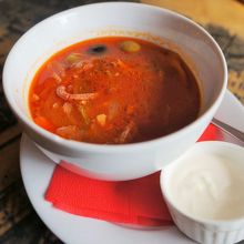 ボルシチ。味はそこそこ。小：80ルーブル