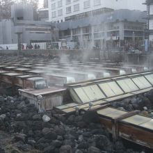 多くの枡を通って温泉の温度が下げられます