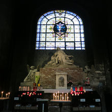 中央祭壇にはマグダラのマリアも