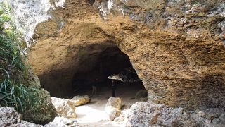 戦時中は防空壕として使われていた海岸沿いの洞窟