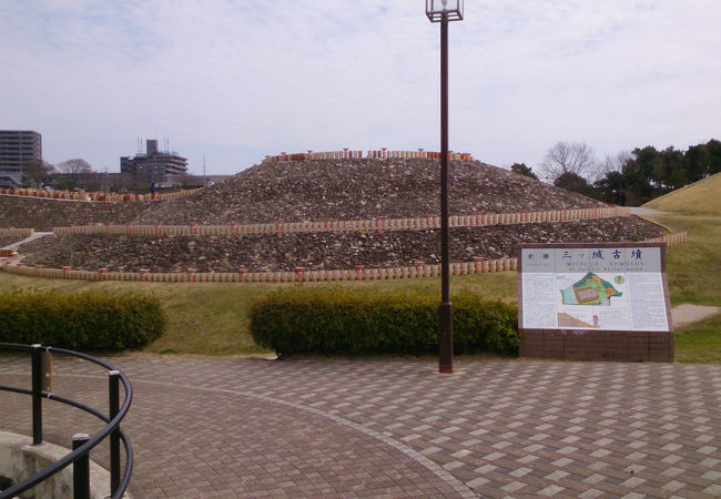 こんなところに古墳が